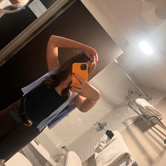 Meet your Posher, Madison - Picture 2 of 2